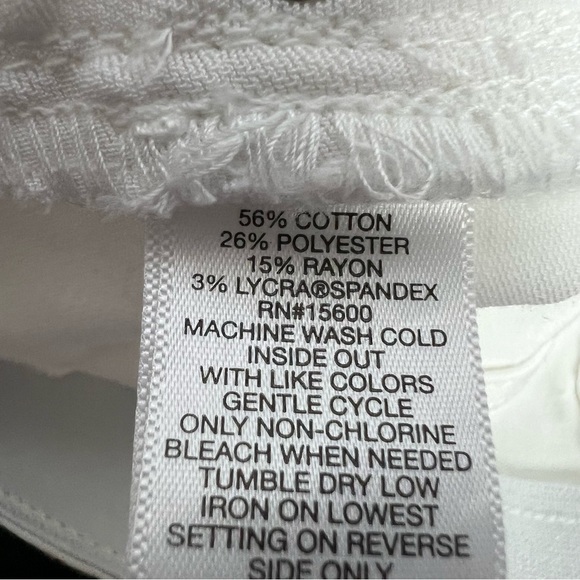 Liz Claiborne Women’s Sara Shorts Sz 6 White Pockets 2” Elastic Waistband - Picture 5 of 11